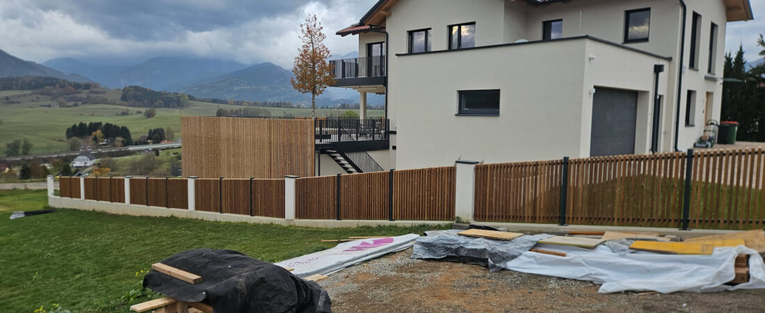 Staketenzaun aus Thermo-Kiefer